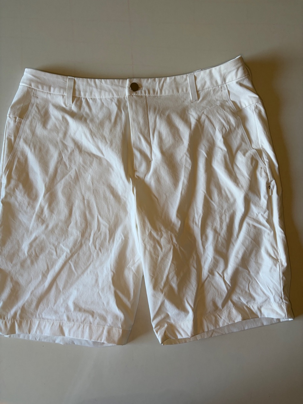 Lululemon white Commission golf shorts stretchy men’s size 36 9” inseam